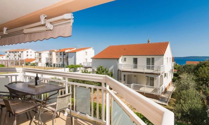 Okrug Gornji Apartment | Villa Nikaroni by Interhome