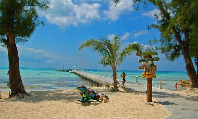 Rum Point House | Villa on Bioluminescent Bay, short walk to Rum Point beach, Free Kayaks, 4 bikes