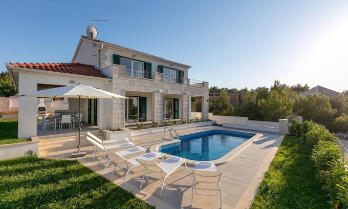 Cove Makarac (Milna) Villa | Villa on Brac Island near Beach & Pool