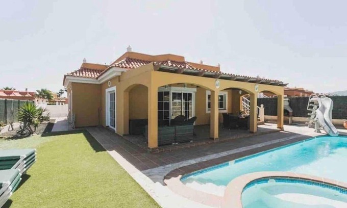 Caleta de Fuste Villa | Villa Pearetree - Gorgeous 4 bedroom villa with private pool
