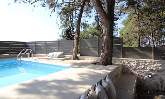 Violi Charaki Villa | Villa Pefka just a few km from city centre