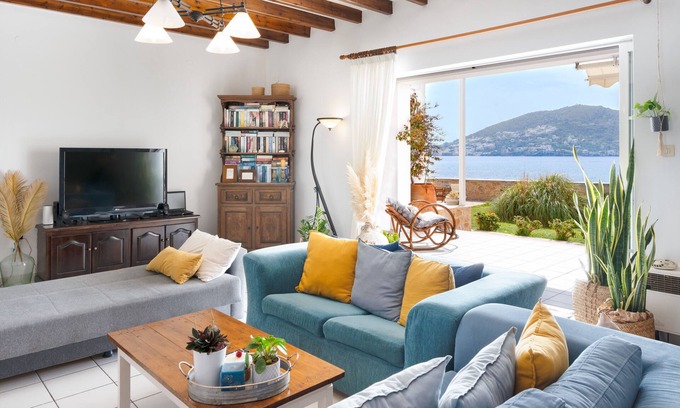 Alinda Villa | Villa 'Peristeri' with Sea View, Wi-Fi and Air Conditioning