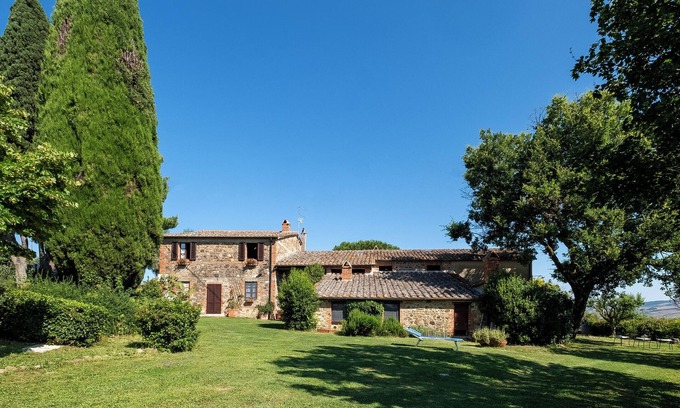 Contignano Villa | Villa "Podere La Montalla" with Private Pool & Wi-Fi