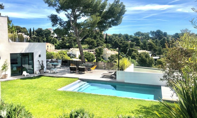 Roucas-Blanc Villa | Villa Roucas Blanc in quiet neighborhood with unobstructed view. Beach access on foot.