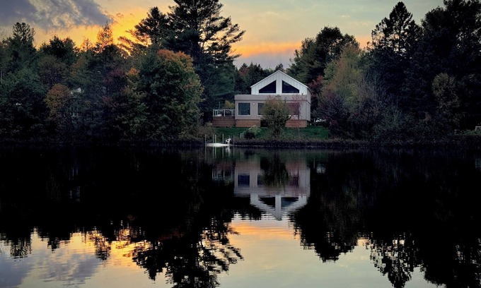 Eastman Ski Chalet | Villa Serrana : Our lakeside chalet, where tranquility meets breathtaking views