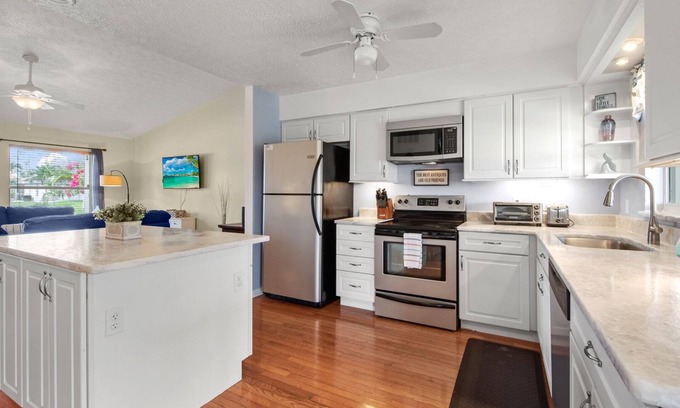 Trafalgar House | Villa Siesta - 3 Bedroom/2 Bath Electric Heated Saltwater Pool Home