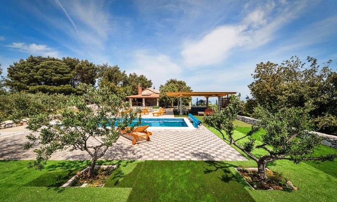 Donji Humac House | Villa SILENTE with heated pool, whirlpool, sauna, tennis court, bikes