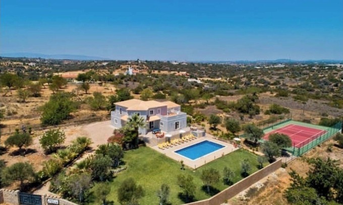 Monte Raposo Villa | Villa Solar da Torre - Ideal for family holidays: Swimming pool and tennis court