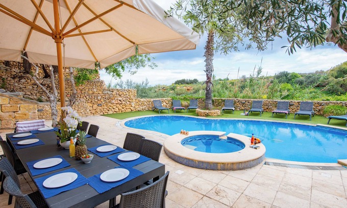 Xaghra Villa | Villa Soldanis 6 Bedroom Villa with private pool