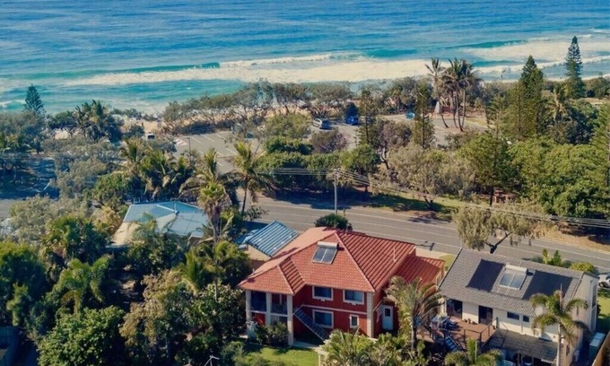 Sunshine Coast House | Villa Stay: 2 Private Spacious Rooms by Kawana patrolled Beach, Hospital & Shops