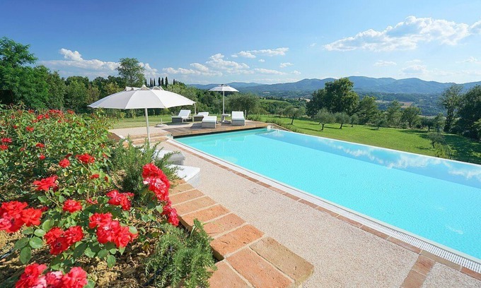 Reggello Villa | Villa Stellaria: An elegant and welcoming three-story villa located on top of a small hill, with Free WI-FI.