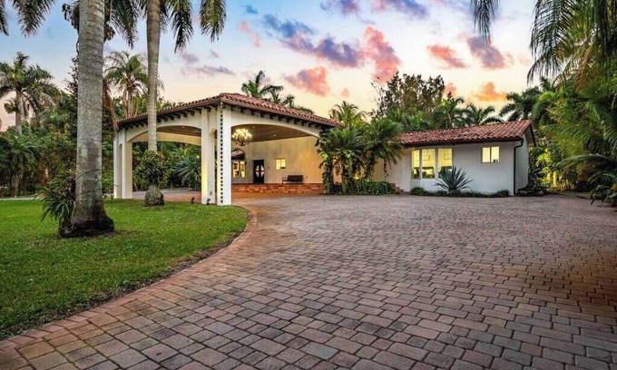 Golden Glades Villa | Villa Sultan | Luxe | Pickleball & Basketball