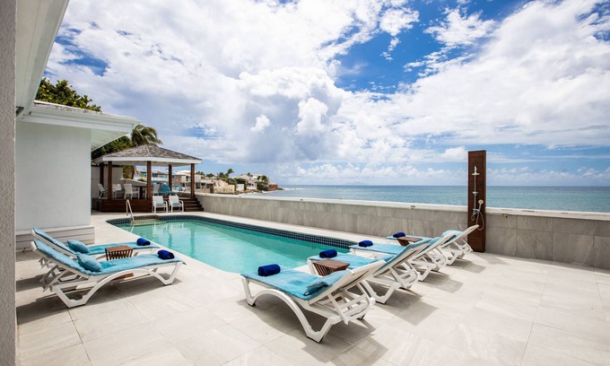 Maho Villa | Villa Sunshine: Beachfront! 10 min. walk to the famous Maho Beach!