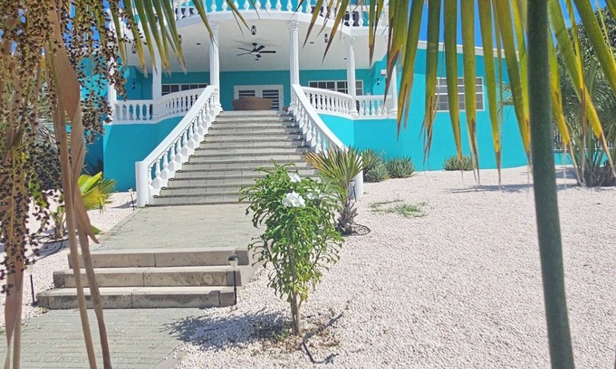 Montana Rey Villa | Villa Turquoise Curaçao: Central location, elevated with great views.