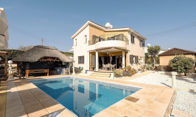 Peyia Town Villa | Villa Venezi, Peyia - a villa that sleeps 6 guests in 3 bedrooms