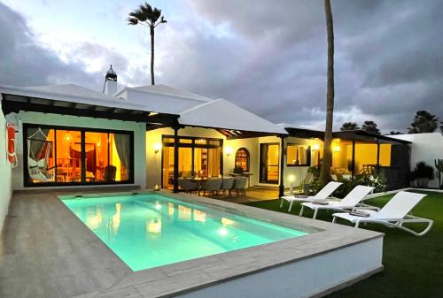 Costa Teguise Villa | Villa Vista del Mar - Oceanfront Luxury with Private Pool