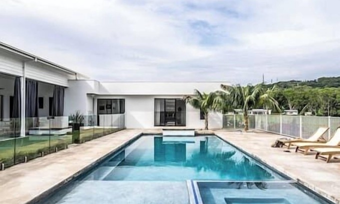 Ewingsdale Villa | VILLA VISTA - Resort Living Byron Bay