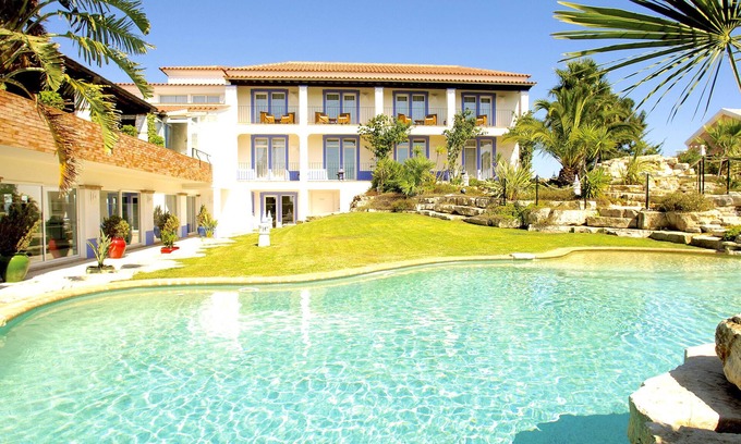 Funchal Villa | Villa with 10 bedrooms, swimming pool, jacuzzi, pool table, table tennis, sauna, gym .