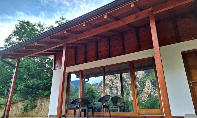 Dolna Matka Villa | Villa with amazing view of a mountain near Matka Canyon