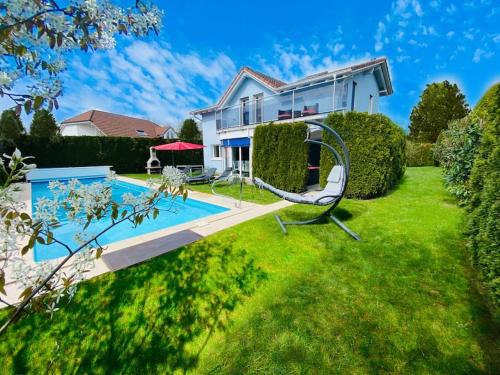 Dottikon House | Villa with Pool - Leon's Holiday Homes