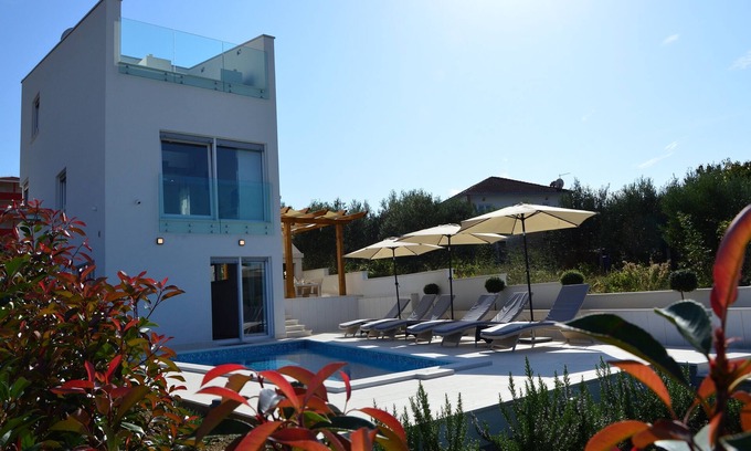 Okrug Gornji Villa | 'Villa With Private Pool And Sea Views - Villa Leona