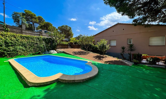 Tordera Ski Chalet | Villa with private pool, wifi, barbecue, outdoor dining area. capacity 9 pax. Vivalidays Gala.