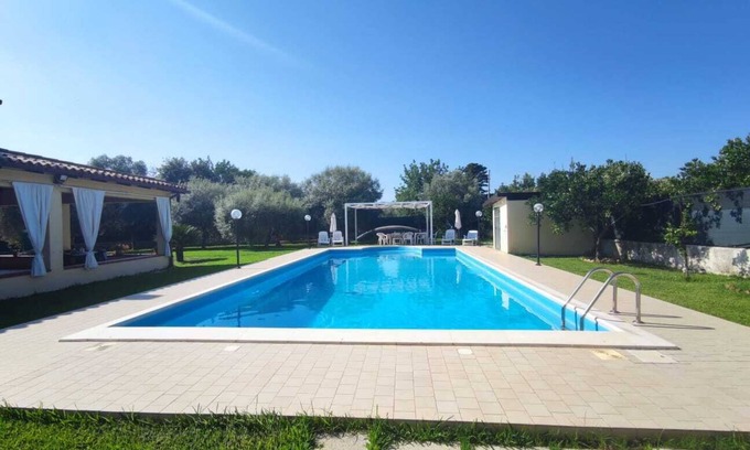 Floridia Villa | Villa with private pool surrounded by greenery