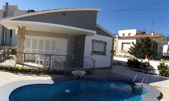 Alcanar Ski Chalet | Villa with private pool, parking, garage and garden (100m beach, 8 people)