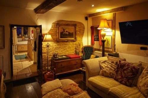 Bourton House | Village Centre Traditional Farm Manor House w Hot Tub