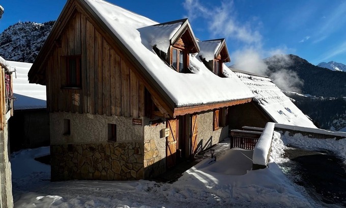Huez-en-Oisans Ski Chalet | Village chalet with sauna 200 m from the slopes in the heart of Huez
