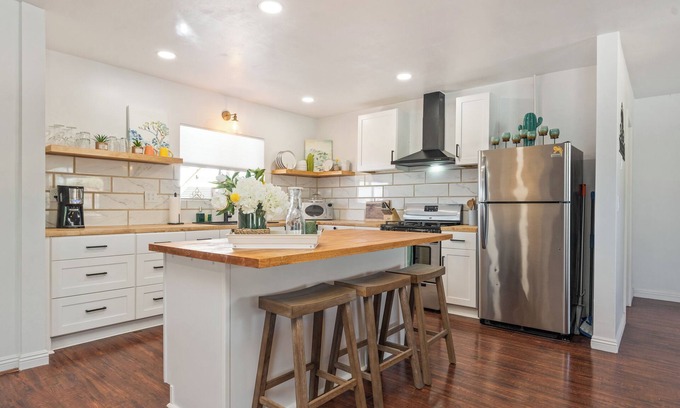 Joshua Tree House | Village House - Hot Tub, Pool, walk to downtown shops