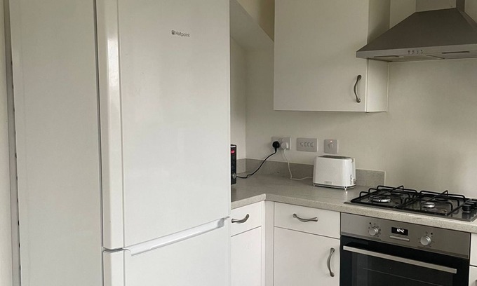 Pontprennau House | Village House in St Mellons - Close to A48 and M4 Motorway