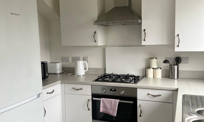 Old St Mellons House | Village House St Mellons - Close to A48 and M4n