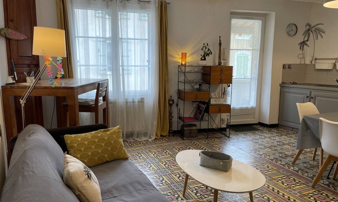 Grans House | Village house with 3 bedrooms, sleeps 6, in the heart of a Provencal village