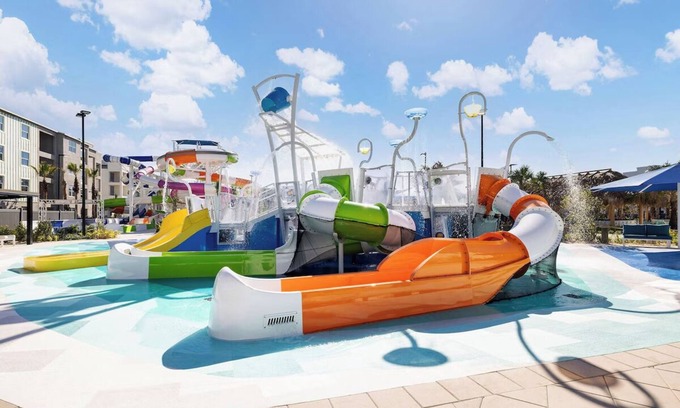 Florida Center Hotel | Villatel Orlando Resort, 5 Bedroom Villa, Sports Courts & Splash Pad Access