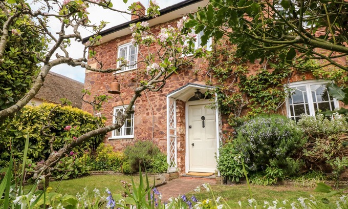 Dunster House | VINE COTTAGE, family friendly, character holiday cottage in Dunster