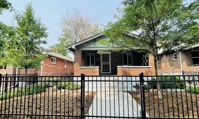 Cole House | Vine Street Retreat: Prime Location, Private Backyard & Games - 420ok!