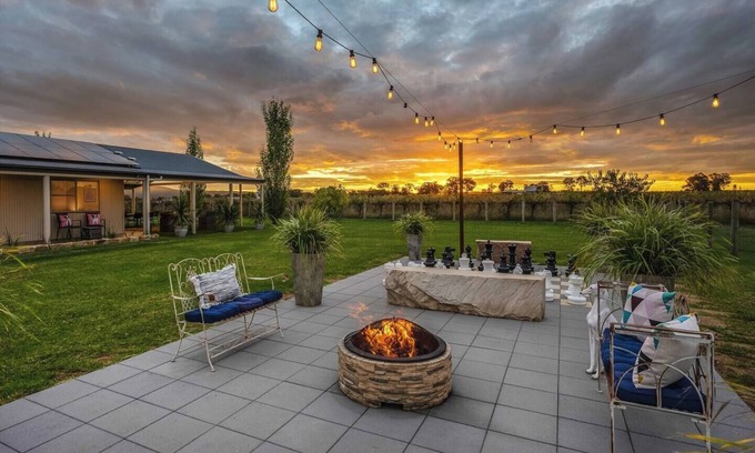 Eurunderee Cottage | Vineyard Cottage A Golden Escape among the Vines