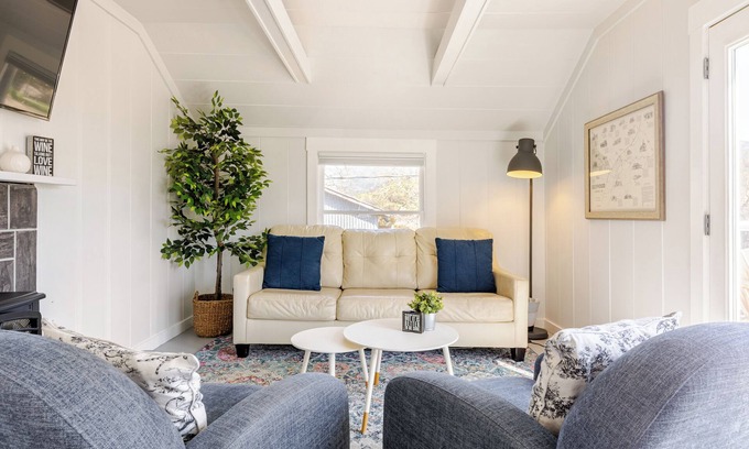 Kenwood House | Vineyard Cottage Hot Tub Bottle of Wine & Wine Tasting Included