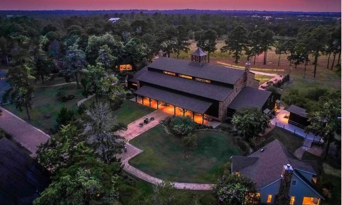 New Ulm Cottage | Vineyard Estate with 3 Serene, Luxurious Cottages