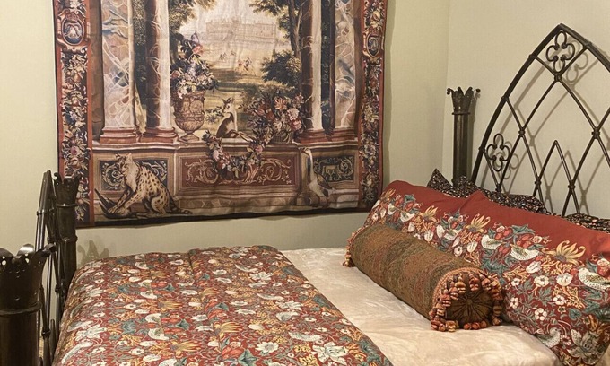 St. Joseph Bed & Breakfast | Vineyard Mansion - Crown Room - 1 Queen Bed