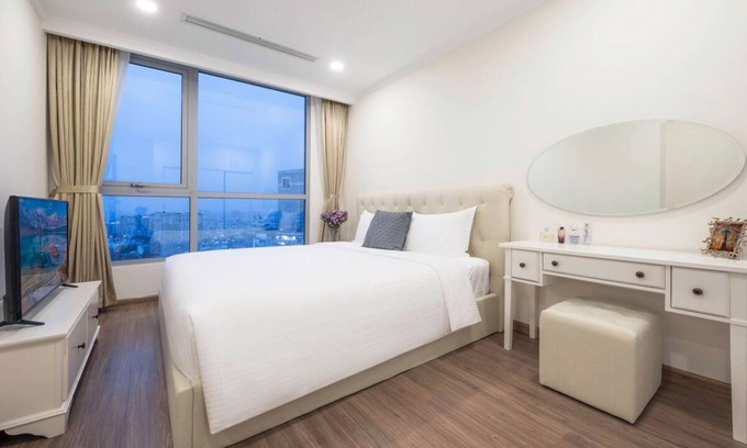 Hang Xanh Apartment | Vinhomes Central Park - Spacious 2 Bedroom Apartment