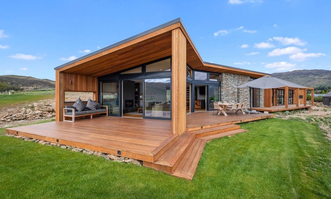 Lowburn House | Vino and Views - Bannockburn Holiday Home