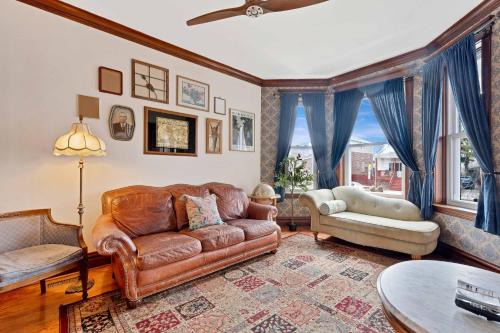 Berwyn Apartment | Vintage 3 Bed Condo in Chicagolands Trendy Berwyn condo
