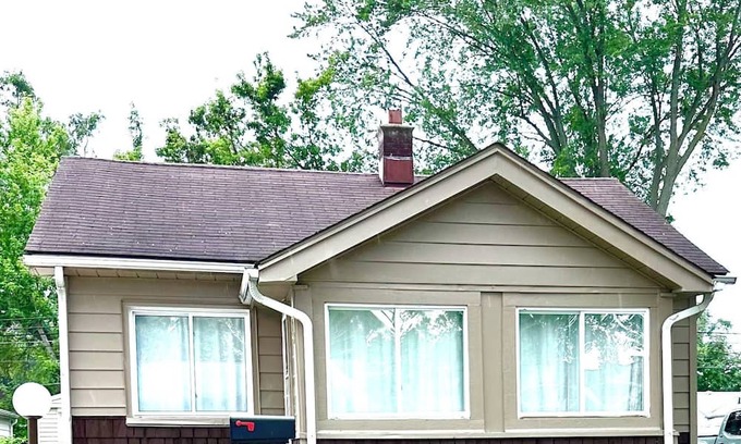 Hazel Park House | Vintage colorful retreat, near downtown Detroit, 2BR, AC, free private parking