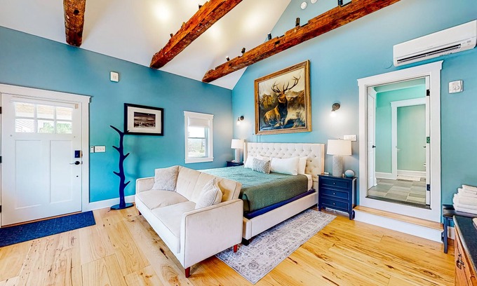 Waterbury Center Apartment | Vintage farmhouse studio with on-site hot tub - near year-round recreation