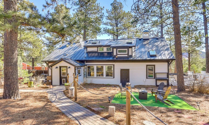 Larkspur House | Vintage Farmhouse w/Hot Tub in Larkspur