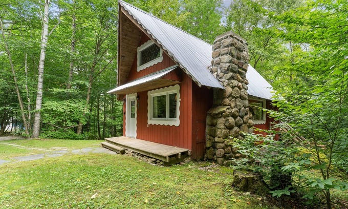 Jeffersonville Ski Chalet | Vintage- Forest retreat fireplace near outdoor fun