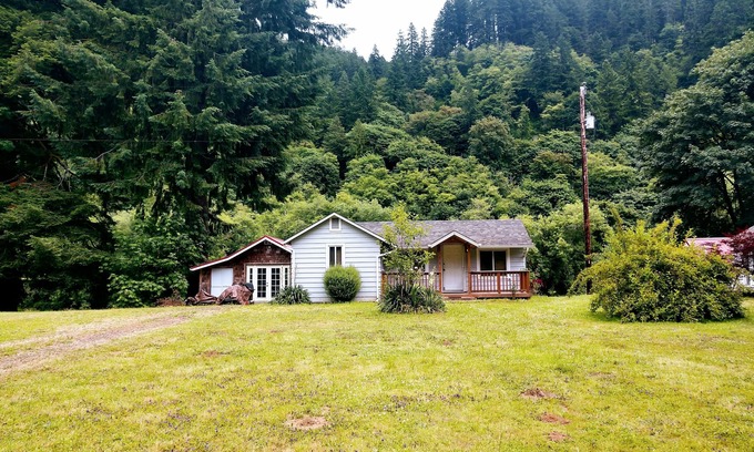 Mapleton House | Vintage River Cabin on the Siuslaw River