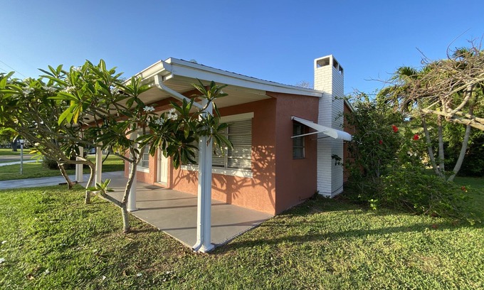 Rock Ridge House | Vintage Vero Bungalow II